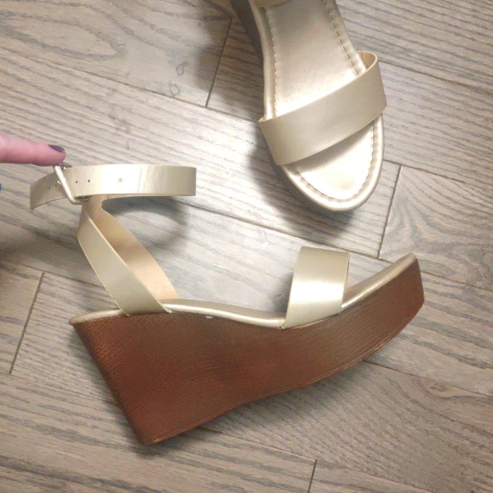 Ankle strap wedge platform shoe size 7 gold